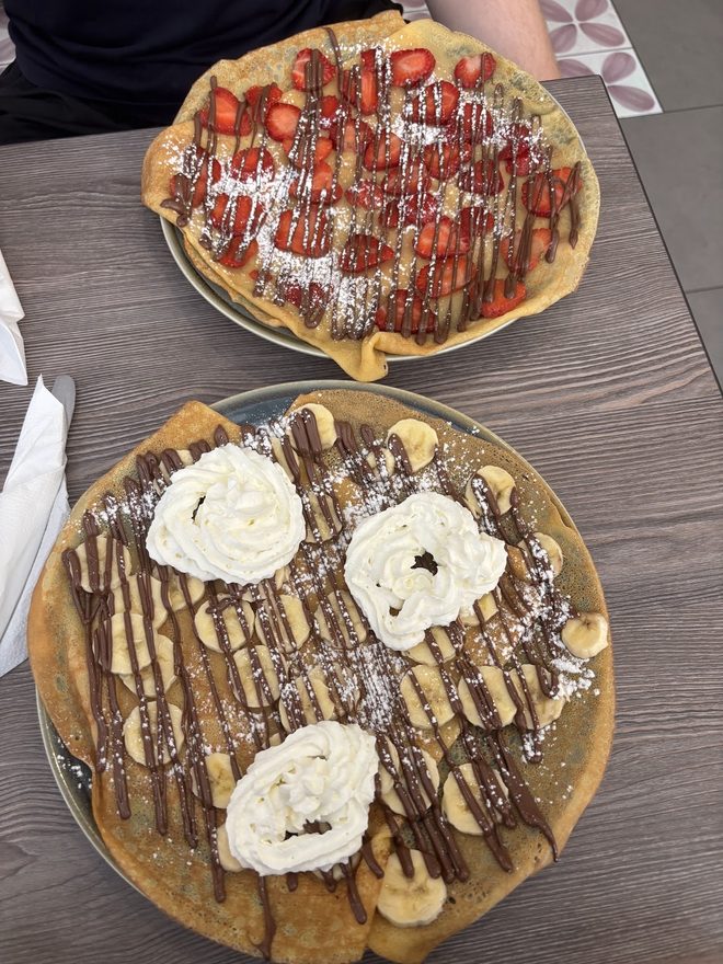 Sweet crêpes with strawberries, banana, cream and chocolate.